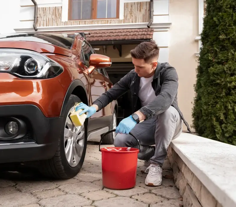 Lavage auto à domicile Bouée : professionnel intervenant sur un véhicule